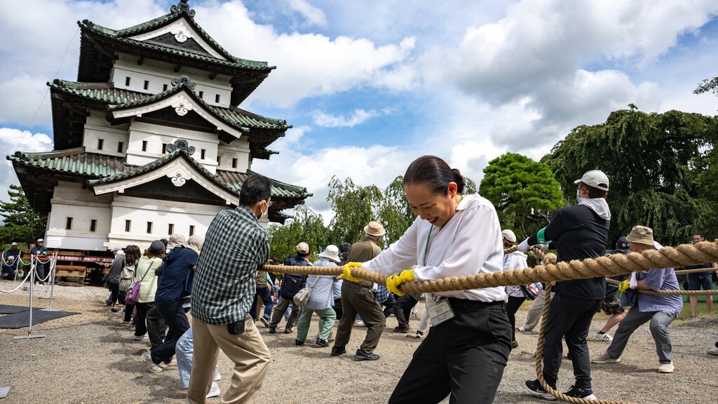 8,000 Volunteers Propel 360-Ton Japanese Castle